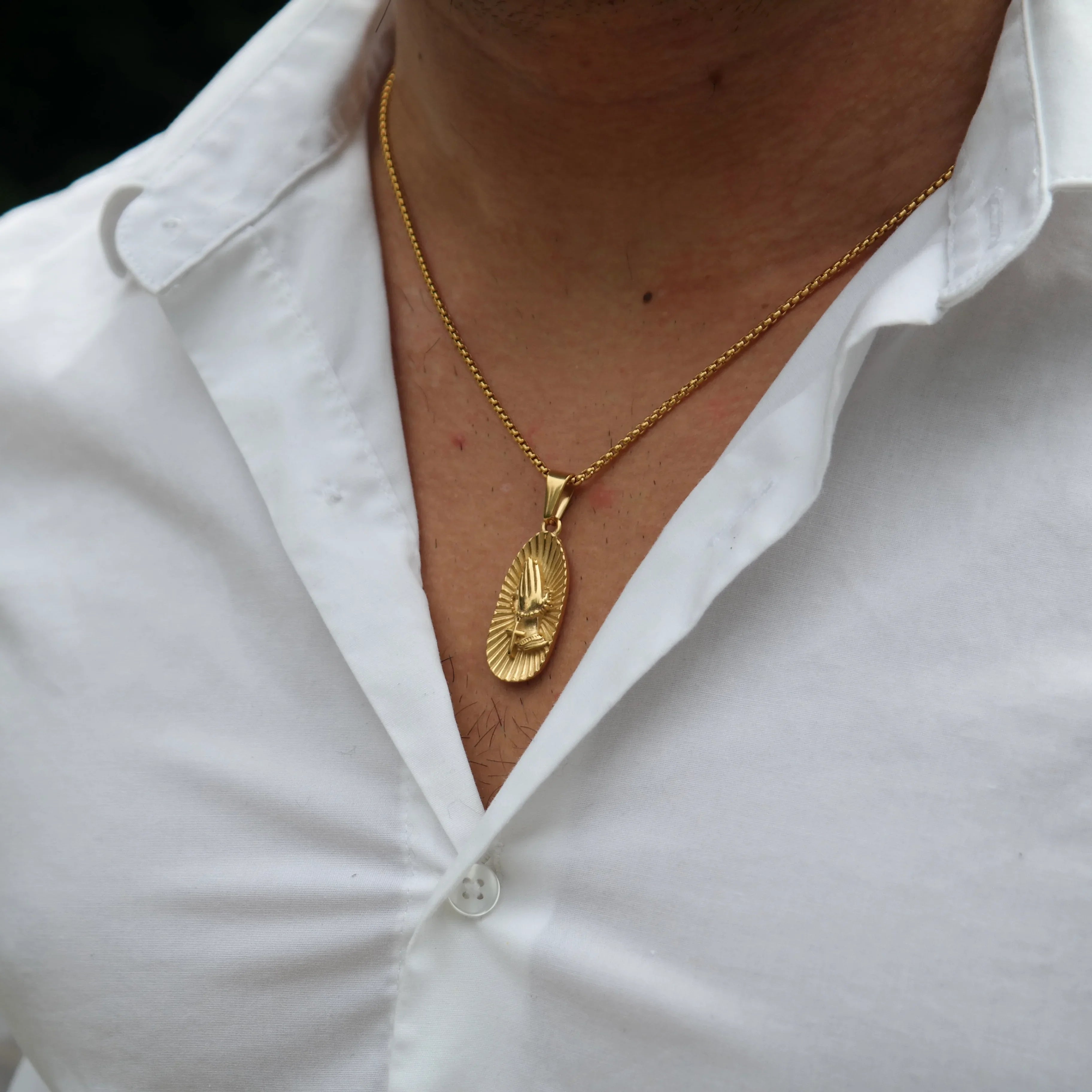 Praying Hands Pendant (Gold)